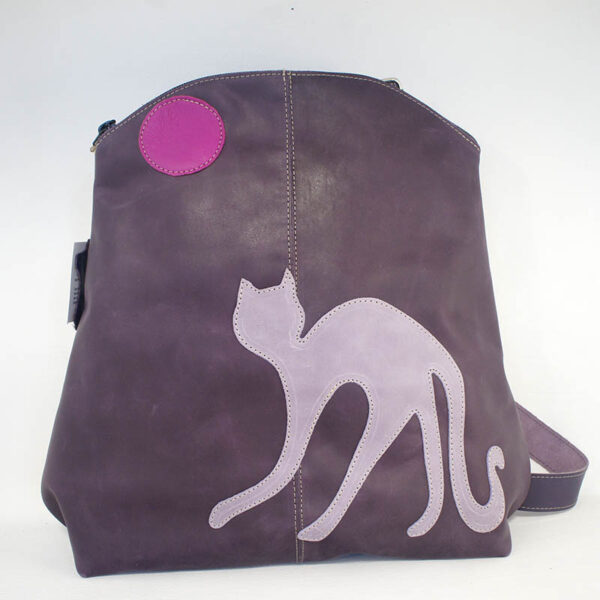 mochila de piel morada con gato