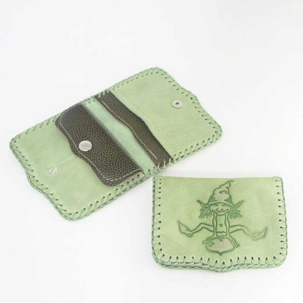 cartera de piel con duende verde claro