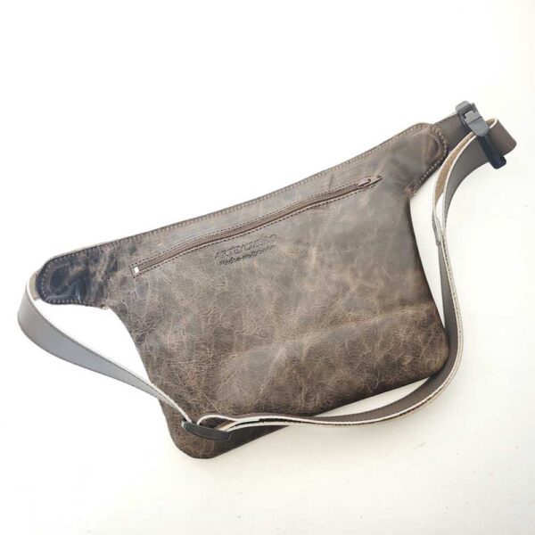 Riñonera de piel marrón taupe