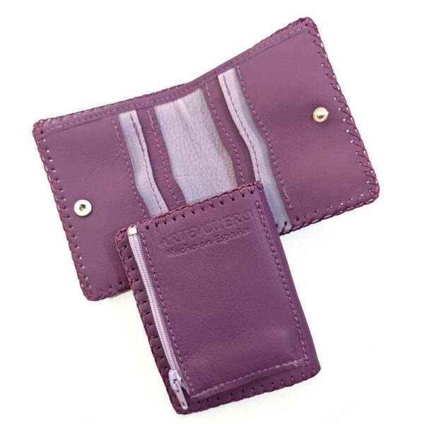 Tienda online de artículos hechos a mano en cuero y piel. Artesanos del cuero. Billetero pequeño con gatito IMG 20261008 074501 1 Cartera billetero de piel morado