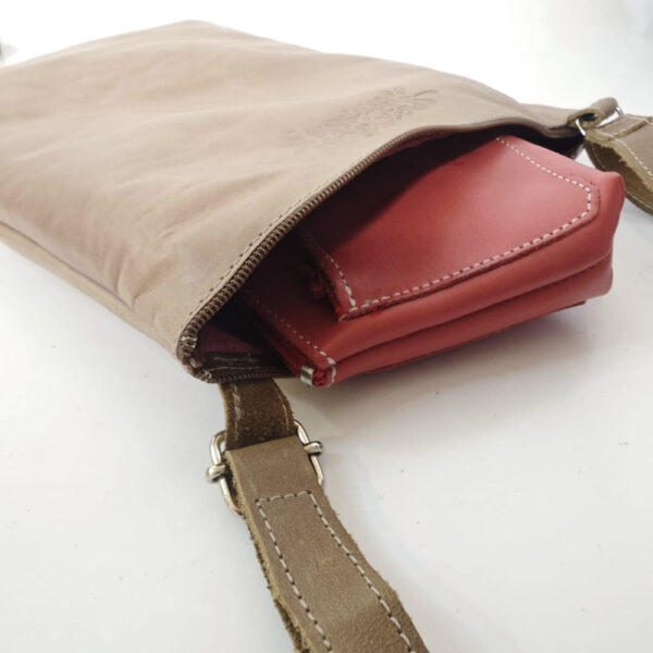 Bolso bandolera de piel beige