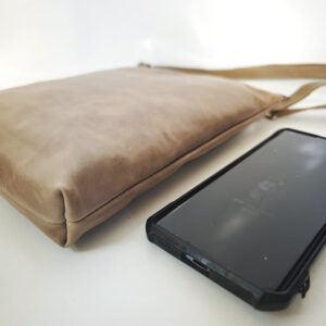 Bolso bandolera de piel beige