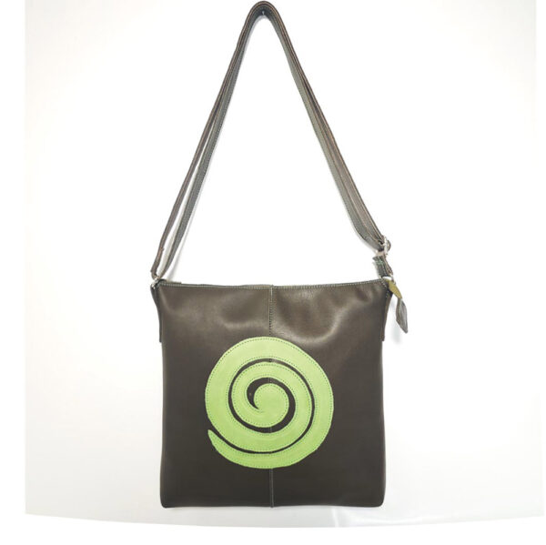 Tienda online de artículos hechos a mano en cuero y piel. Artesanos del cuero. Espiral, bandolera de piel IMG 20240607 124120 copia 3 Bolso de piel verde oliva