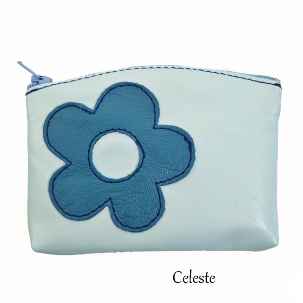 Tienda online de artículos hechos a mano en cuero y piel. Artesanos del cuero. Portamonedas de piel con cremallera y anilla para llaves IMG 20260624 1134541 copia Monedero de piel celeste