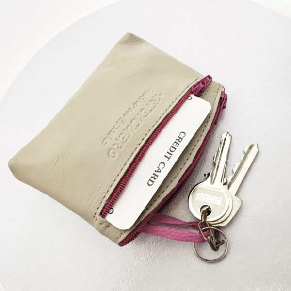 Tienda online de artículos hechos a mano en cuero y piel. Artesanos del cuero. Portamonedas de piel con cremallera y anilla para llaves IMG 20260709 141510 Monedero de piel beige
