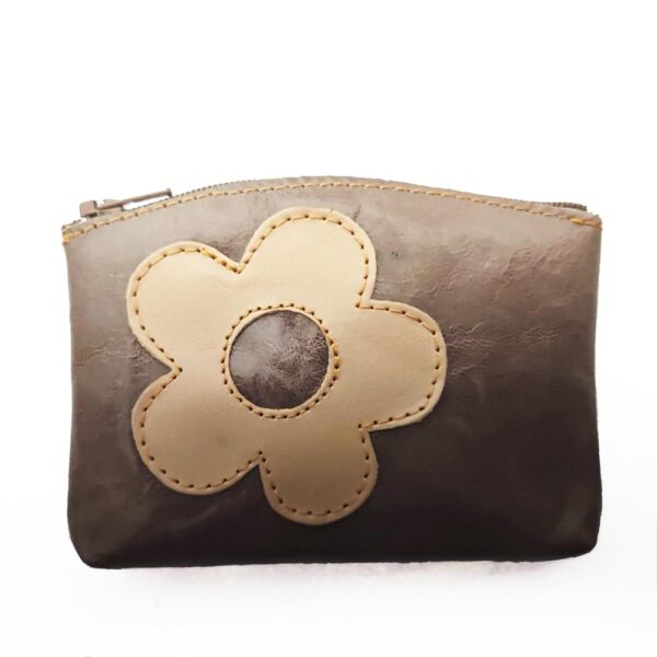 Tienda online de artículos hechos a mano en cuero y piel. Artesanos del cuero. Portamonedas de piel con cremallera y anilla para llaves IMG 20260709 143959 Monedero de piel camel