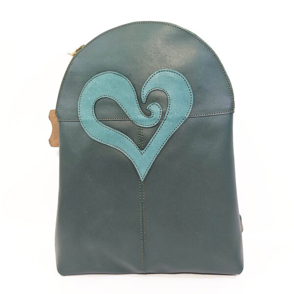 Tienda online de artículos hechos a mano en cuero y piel. Artesanos del cuero. Mochila pequeña, con corazón IMG 20260922 114208 Mochila de piel verde