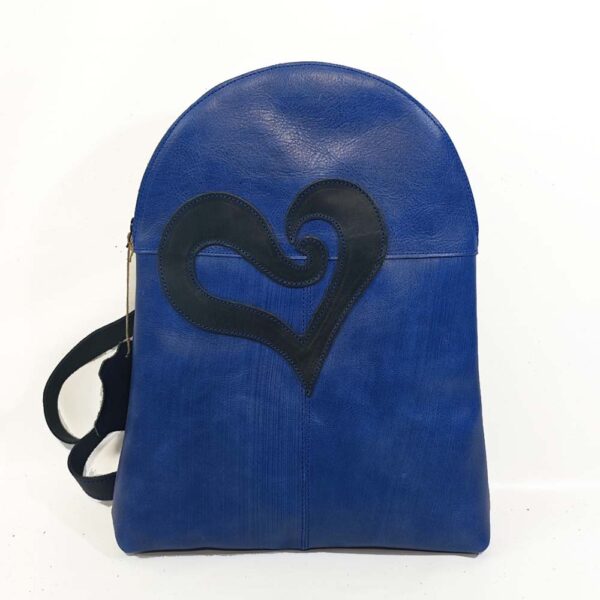 Tienda online de artículos hechos a mano en cuero y piel. Artesanos del cuero. Mochila pequeña, con corazón IMG 20260922 114221 Mochila de piel azul