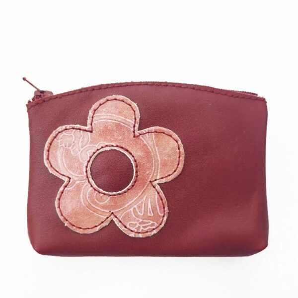 Tienda online de artículos hechos a mano en cuero y piel. Artesanos del cuero. Portamonedas de piel con cremallera y anilla para llaves MVIMG 20260728 090218 Monedero de piel granate