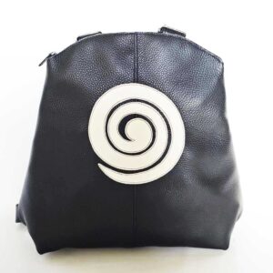 Mochila de piel negra