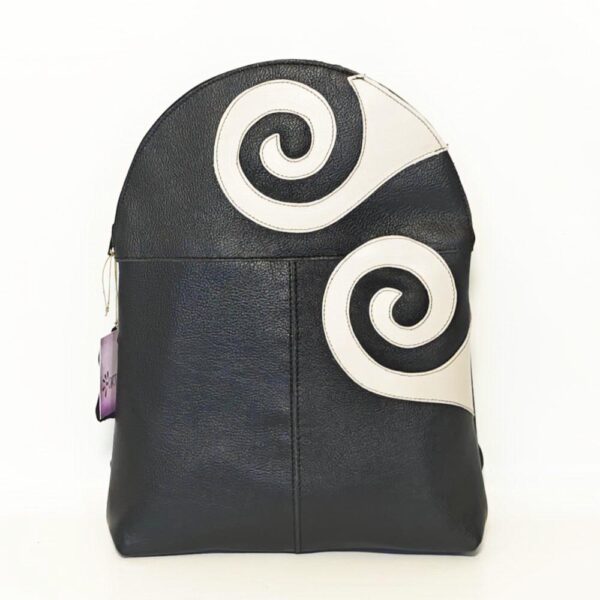 Mochila de piel negra