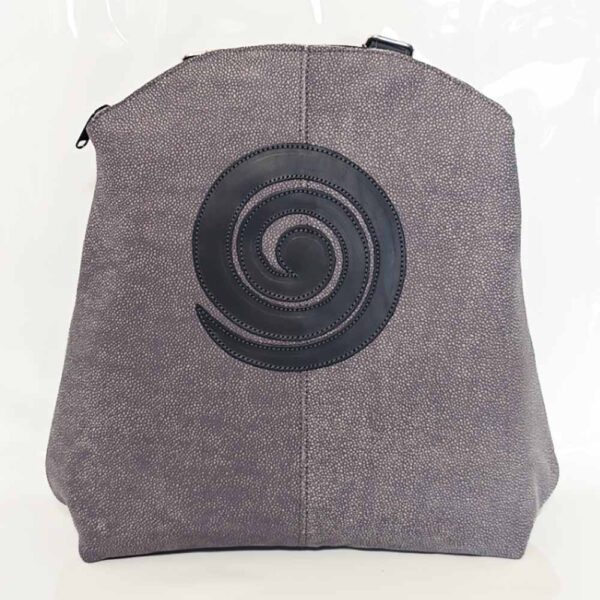 Mochila de piel gris