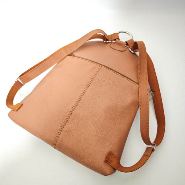 Tienda online de artículos hechos a mano en cuero y piel. Artesanos del cuero. Mochila de piel con Gato Nocturno IMG 20251128 091333 Mochila de piel naranja