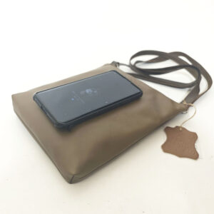 Bolso bandolera de piel taupe