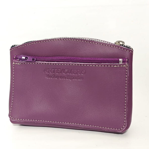 Tienda online de artículos hechos a mano en cuero y piel. Artesanos del cuero. Monedero de señora de piel WhatsApp Image 2026 04 14 at 14.11.31 Monedero de piel morado