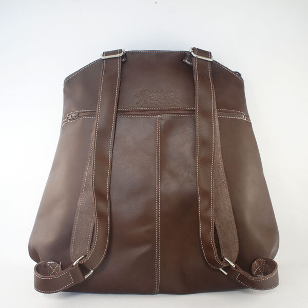 mochila cuero marrón