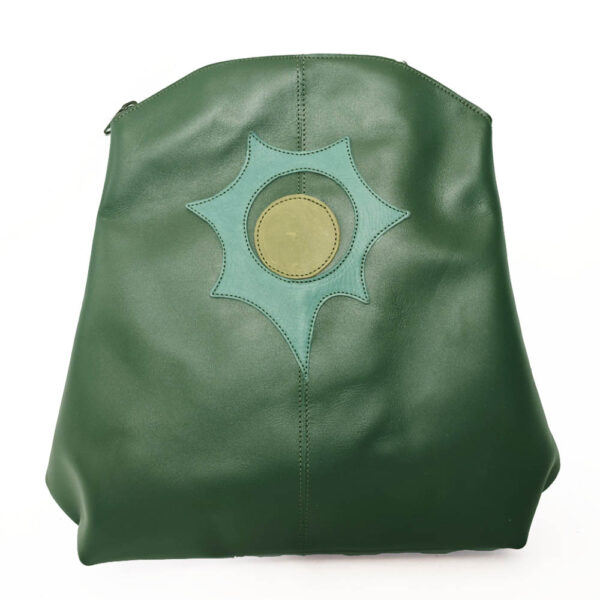 Tienda online de artículos hechos a mano en cuero y piel. Artesanos del cuero. Mochila de cuero con Eclipse IMG 20260626 094234 Mochila de piel verde botella