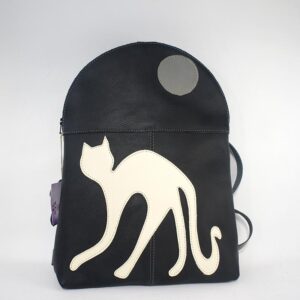 mochila de piel negra con gato