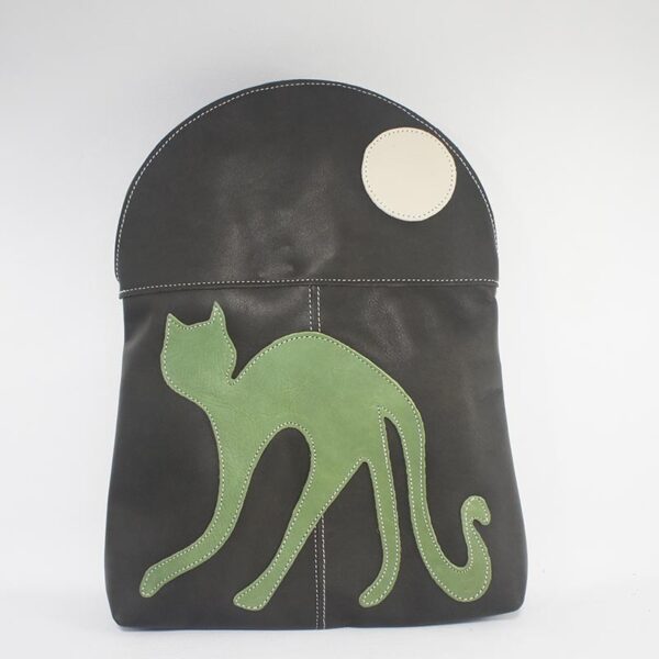 mochila verde de piel con gato