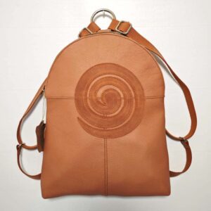 Mochila de piel naranja
