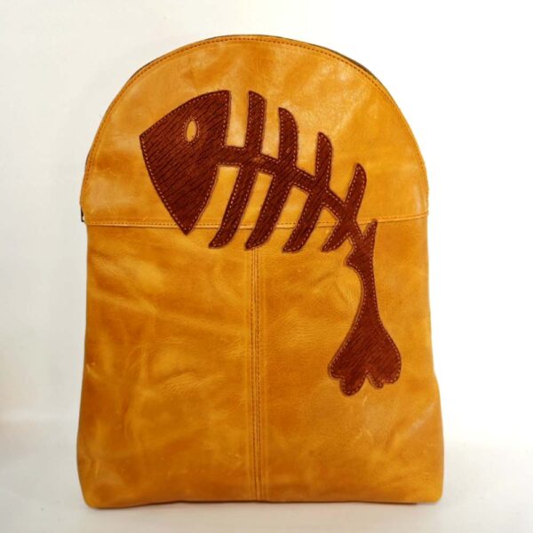 Mochila de piel naranja