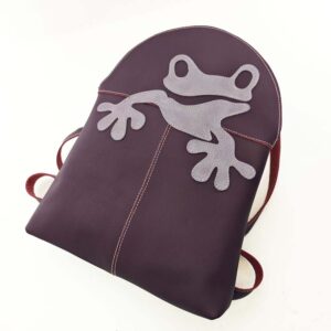 Mochila de piel morada