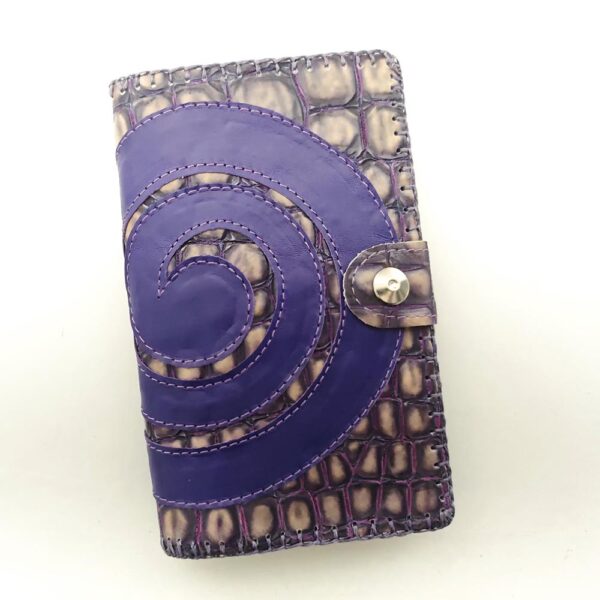 Cartera billetero de piel morado coco