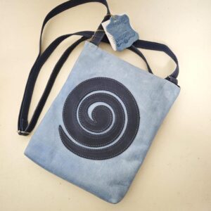 Bolso de piel azul celeste