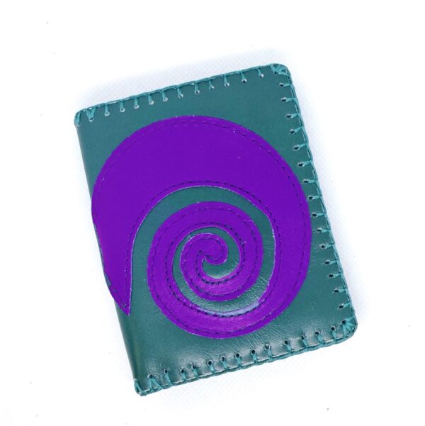 Tienda online de artículos hechos a mano en cuero y piel. Artesanos del cuero. Billetero de piel spiral IMG 20250926 075644 Cartera billetero de piel verde