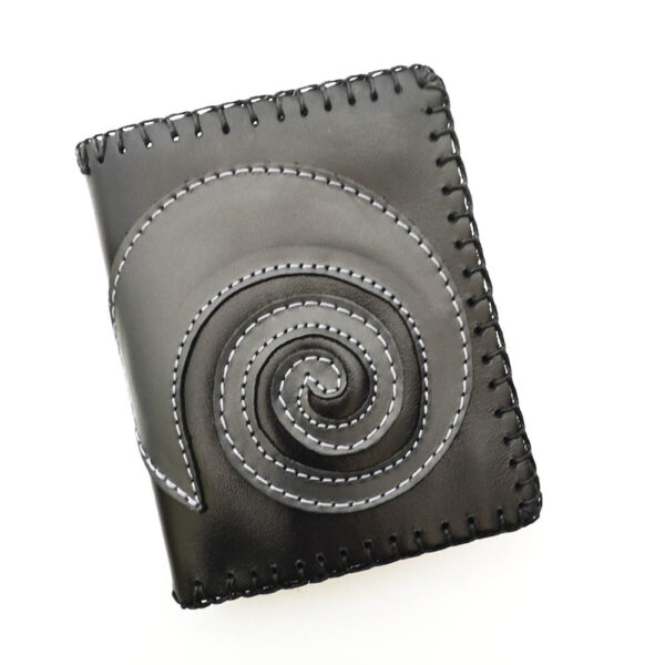 Tienda online de artículos hechos a mano en cuero y piel. Artesanos del cuero. Billetero de piel spiral IMG 20251210 081127 Cartera billetera de piel negra