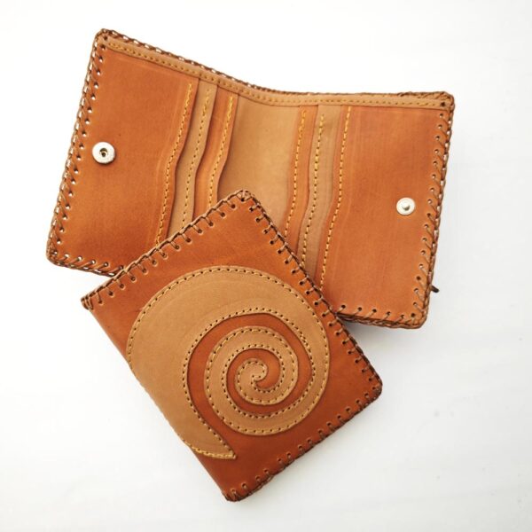 Tienda online de artículos hechos a mano en cuero y piel. Artesanos del cuero. Billetero de piel spiral IMG 20251222 142847 Cartera billetero de piel camel