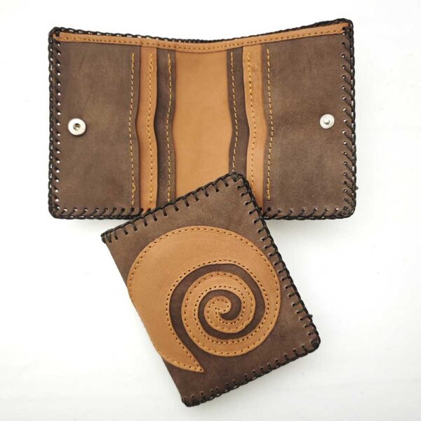 Tienda online de artículos hechos a mano en cuero y piel. Artesanos del cuero. Billetero de piel spiral IMG 20251223 071543 Cartera billetero de piel marrón