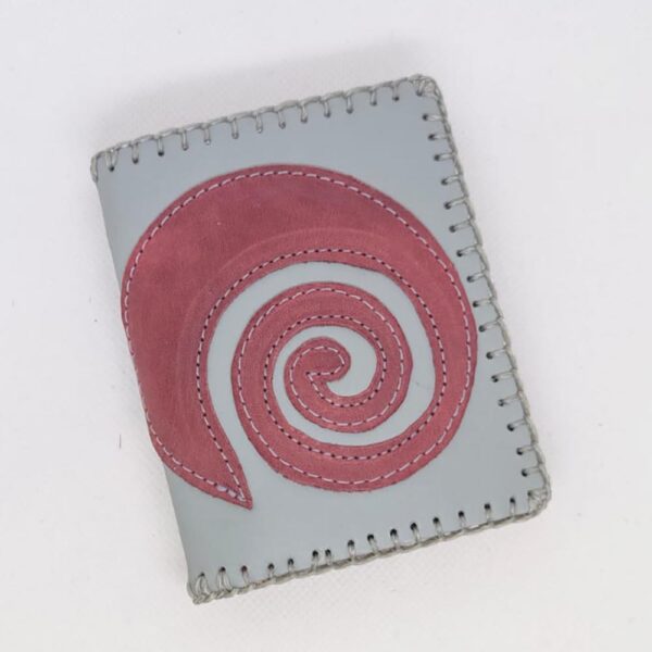 Tienda online de artículos hechos a mano en cuero y piel. Artesanos del cuero. Billetero de piel spiral Imagen de WhatsApp 2025 10 01 a las 08.32.20 f25f2ed8 Cartera billetero de piel gris