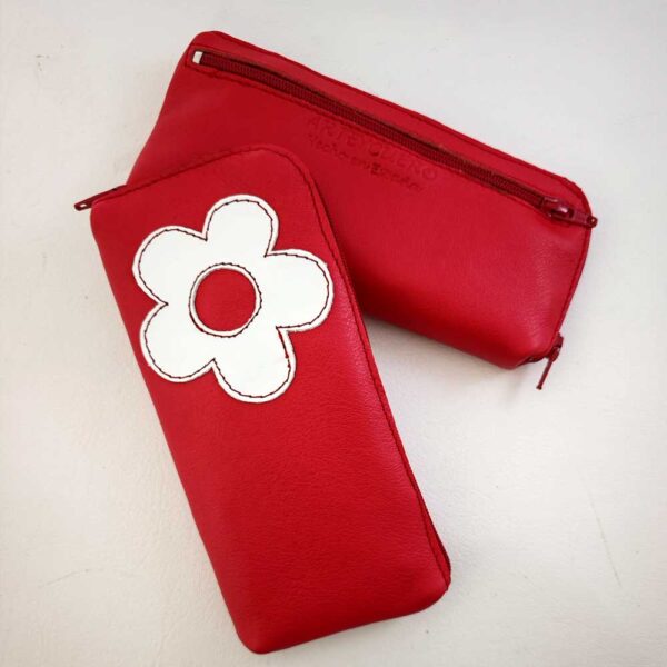 Tienda online de artículos hechos a mano en cuero y piel. Artesanos del cuero. Funda de gafas de piel IMG 20240426 073231 Funda gafas roja de piel