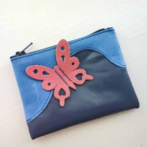 Monedero de piel azul con mariposa