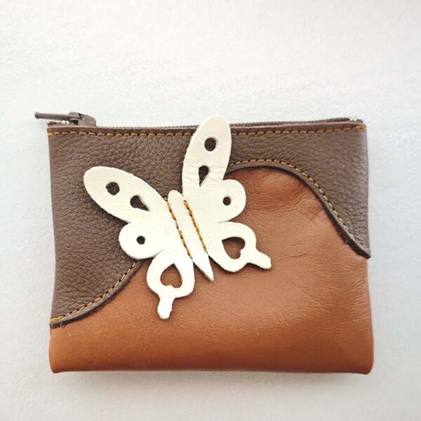 Monedero de piel marrón con mariposa
