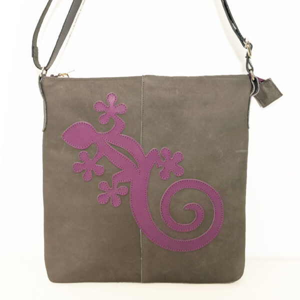 Tienda online de artículos hechos a mano en cuero y piel. Artesanos del cuero. Bolso de piel, Gecko, IMG 20250915 095002 copia Bolso de piel gris