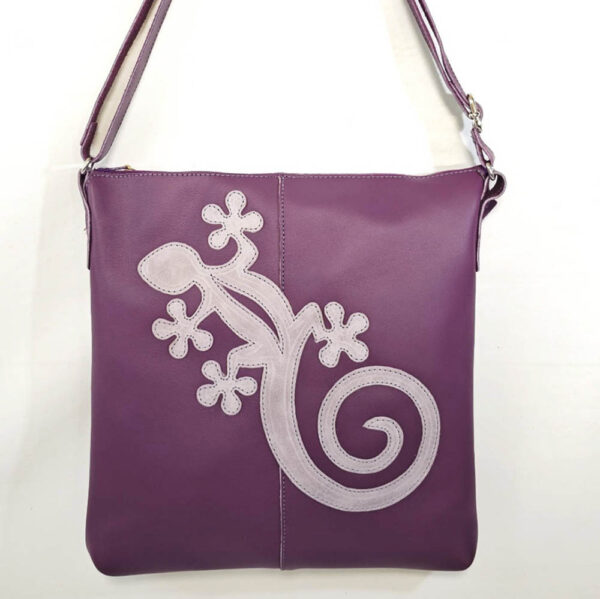 Tienda online de artículos hechos a mano en cuero y piel. Artesanos del cuero. Bolso de piel, Gecko, IMG 20260522 074031 Bolso de piel morado
