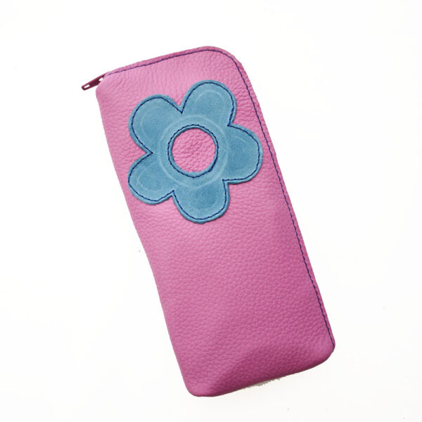 Tienda online de artículos hechos a mano en cuero y piel. Artesanos del cuero. Funda de gafas de piel IMG 20260701 092003 Funda de gafas de piel rosa