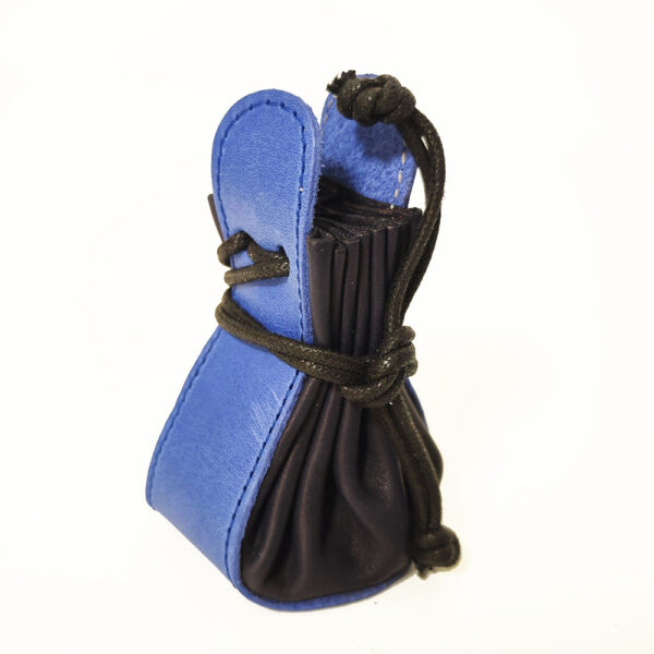 Limosnera de piel azul