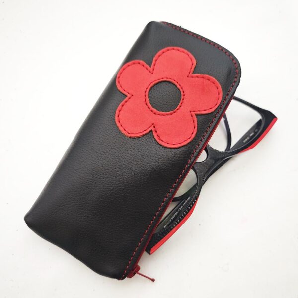 Tienda online de artículos hechos a mano en cuero y piel. Artesanos del cuero. Funda de gafas de piel IMG 20260716 080559 Funda de gafas de piel negra