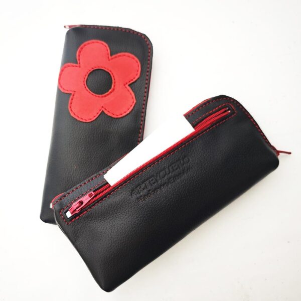 Tienda online de artículos hechos a mano en cuero y piel. Artesanos del cuero. Funda de gafas de piel IMG 20260716 080708 Funda de gafas de piel negra