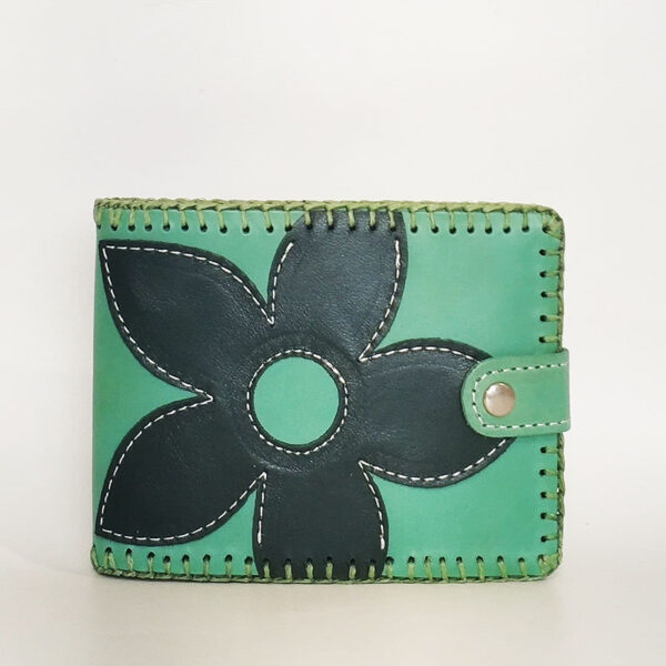 Tienda online de artículos hechos a mano en cuero y piel. Artesanos del cuero. Billetero americano Flor billetero piel verde con flor 1 billetero piel verde con flor 1 Tienda online Artesanos del cuero. Artesanía en cuero y piel.