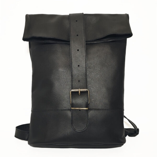 Tienda online de artículos hechos a mano en cuero y piel. Artesanos del cuero. Mochila de cuero unisex Petate IMG 20251105 073557 Mochila petate de piel negra