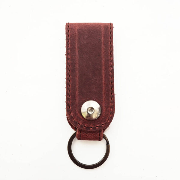 Tienda online de artículos hechos a mano en cuero y piel. Artesanos del cuero. Llavero Arteycuero IMG 20260709 095021 Llavero de piel rojo