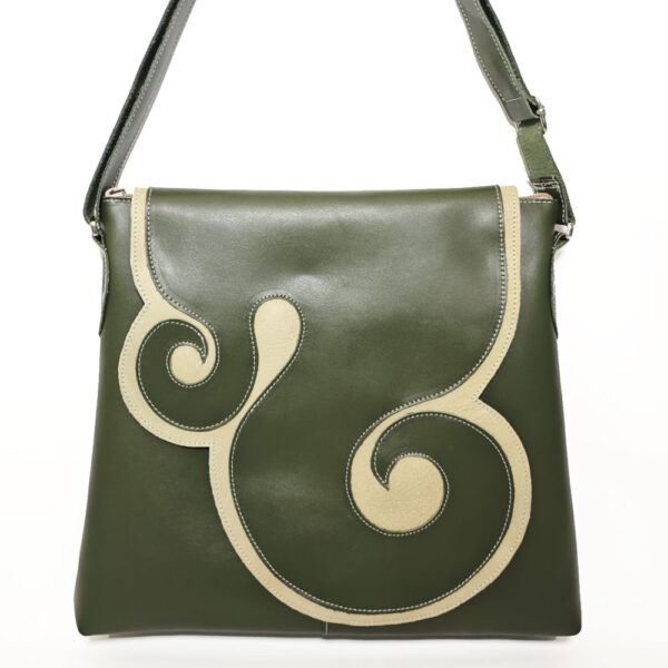 Tienda online de artículos hechos a mano en cuero y piel. Artesanos del cuero. Bolso con solapa de espirales IMG 20250515 071610 Bolso de piel verde