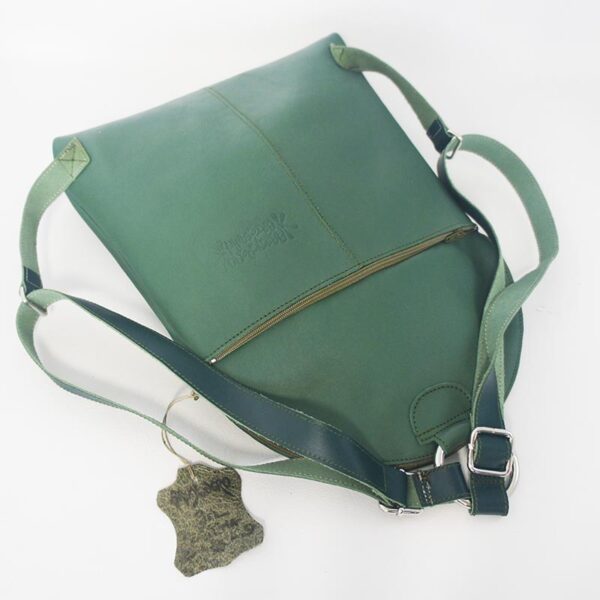 Mochila de piel verde