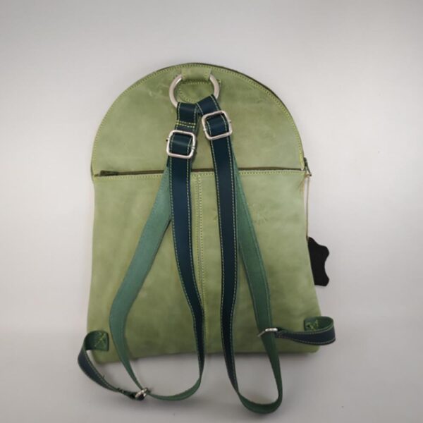 Tienda online de artículos hechos a mano en cuero y piel. Artesanos del cuero. Mochila pequeña, con corazón IMG 20240411 110712 Mochila de piel verde claro