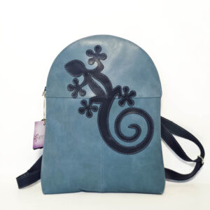 Mochila de piel azul claro