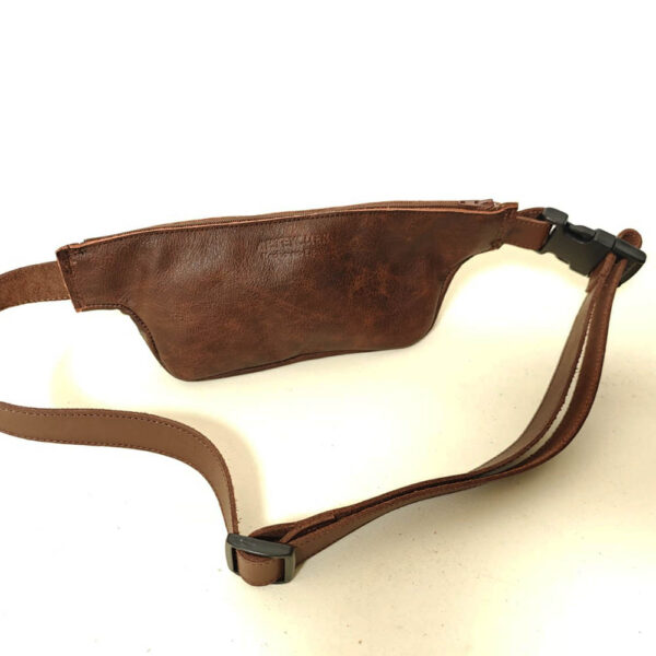 Tienda online de artículos hechos a mano en cuero y piel. Artesanos del cuero. Riñonera running Imagen de WhatsApp 2025 09 30 a las 08.49.48 49109bc9 Riñonera de piel marrón